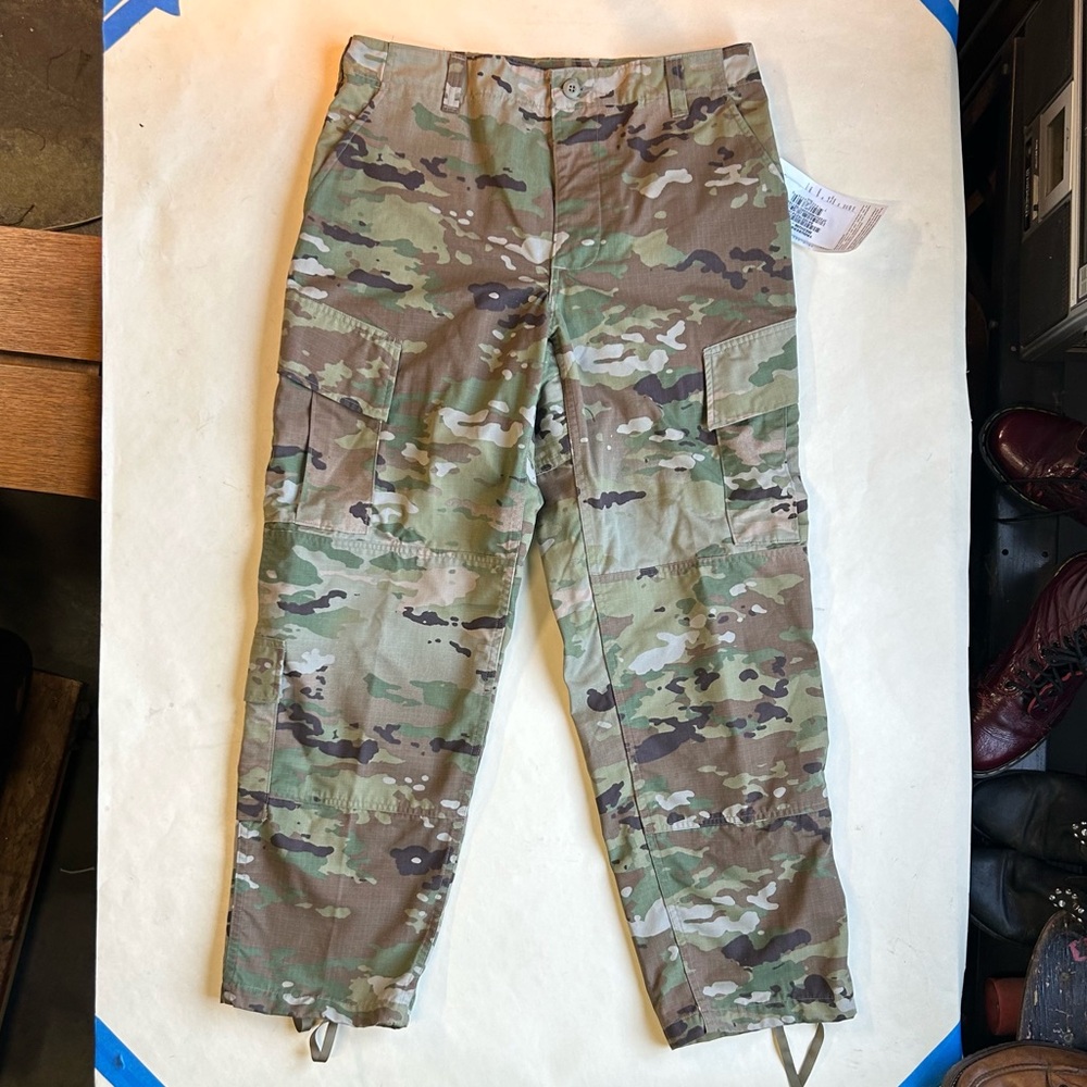 Men’s modern digital woodland camp milspec bud cargo pants, new with tags